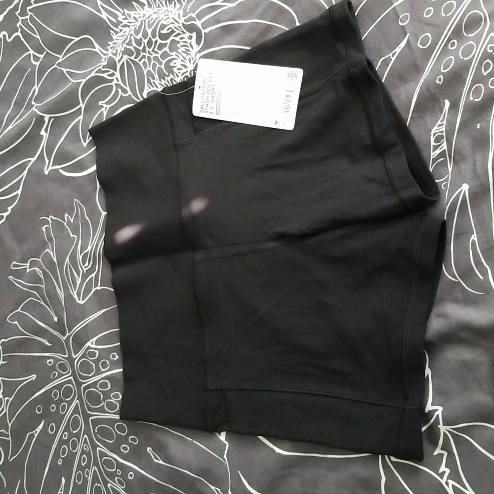 Athleta Salutation Stash Pocket 5", size medium